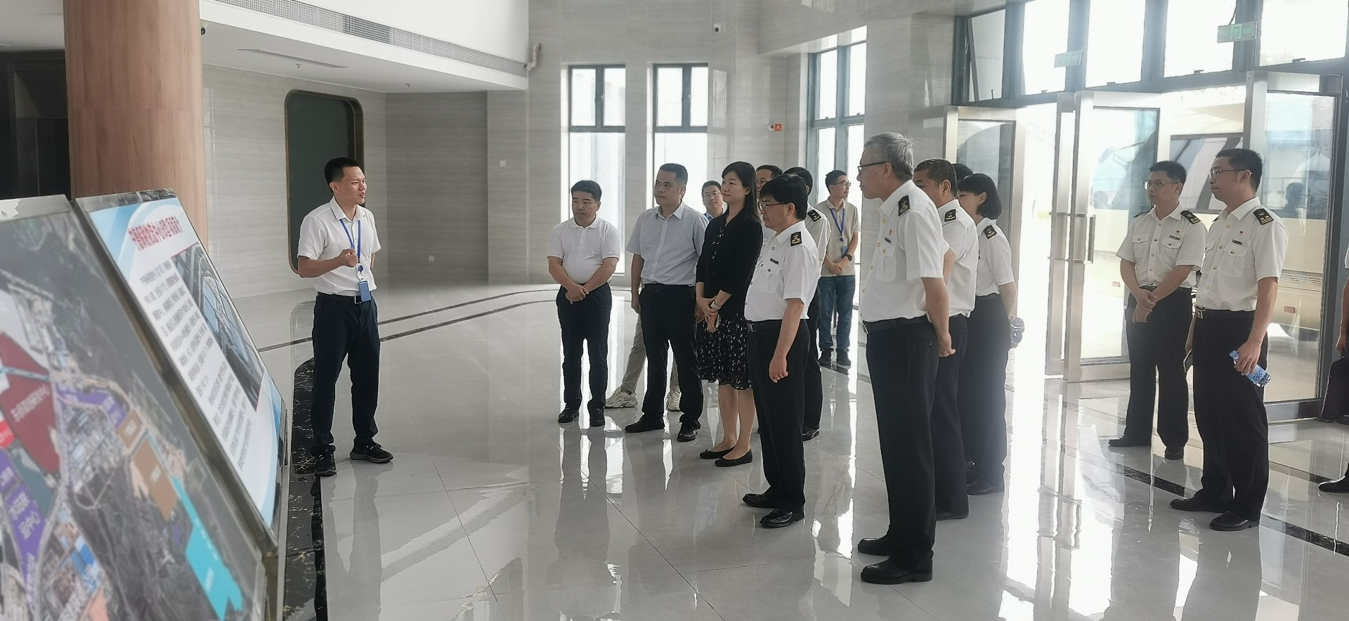海關(guān)總署自貿(mào)司司長潘城一行蒞臨寧德國際物流中心項目調(diào)研，周桂芳拍攝1.jpg