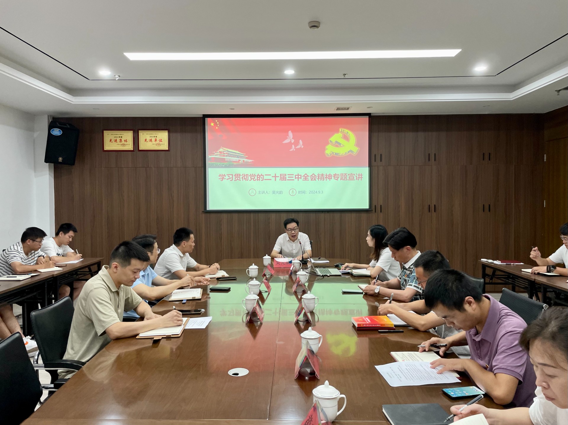 市交投集團(tuán)領(lǐng)導(dǎo)深入市交投物流集團(tuán)市交投勘察設(shè)計(jì)公司開展聯(lián)系點(diǎn)工作，葉嵐清拍攝1.jpg